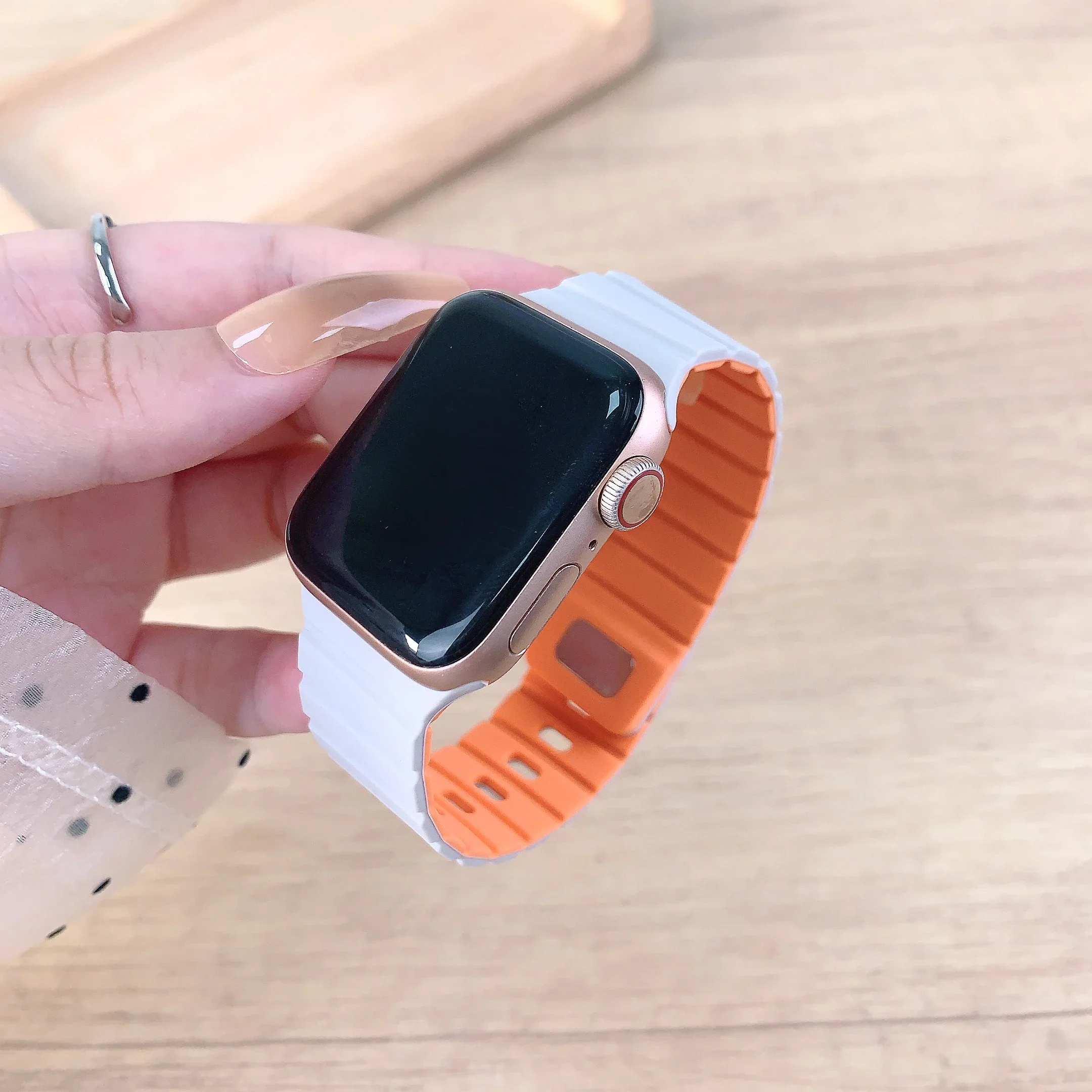 حزام سيليكون مغناطيسي لساعة أب - مراجعة Smartwatch Apple Watches For Men وسعره